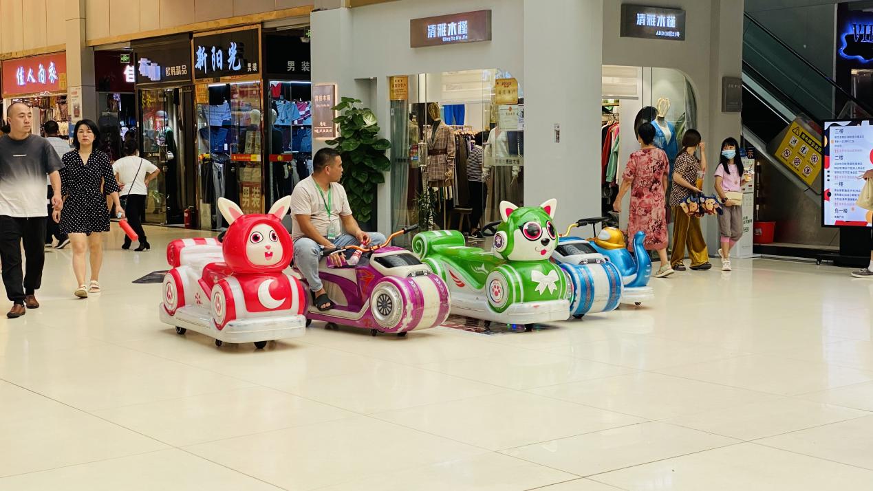 兒童游樂車現(xiàn)身錢江商城，深受小朋友青睞