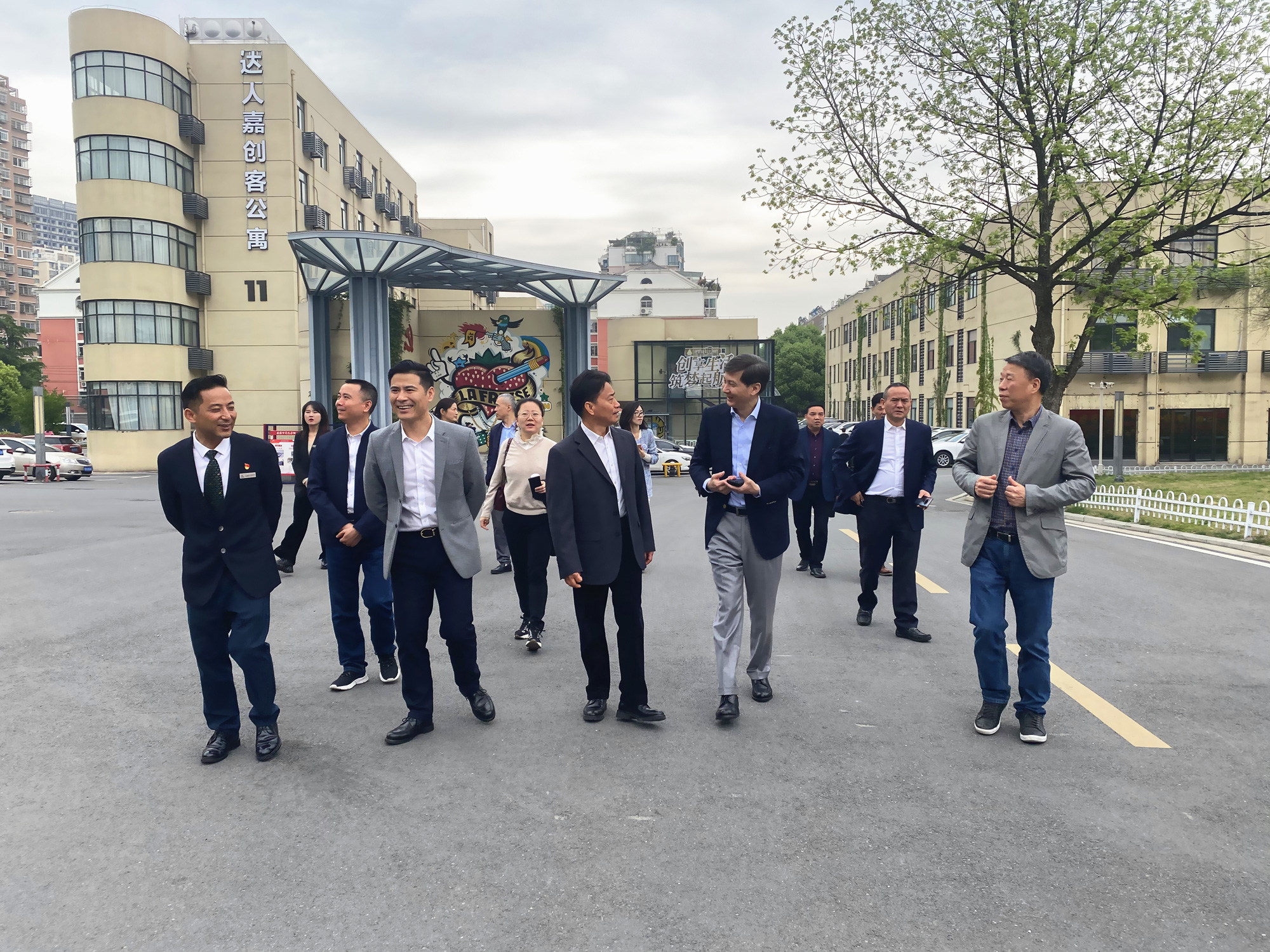 杭州市政協(xié)副主席、市工商聯(lián)主席馮仁強 一行蒞臨廬陽建華文創(chuàng)園考察