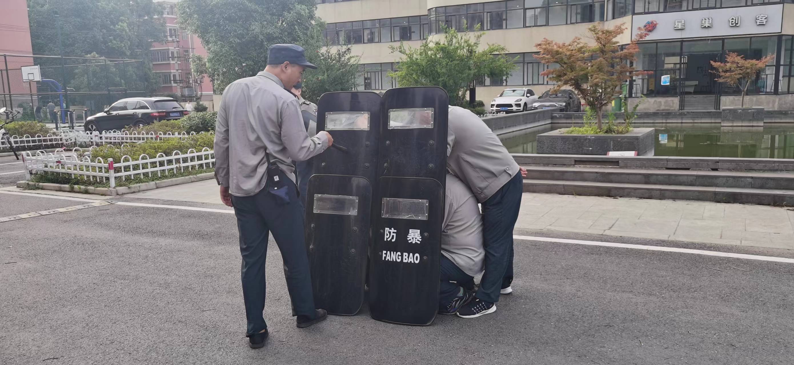 廬陽建華文創(chuàng)園開展反恐防暴演習(xí)活動(dòng)